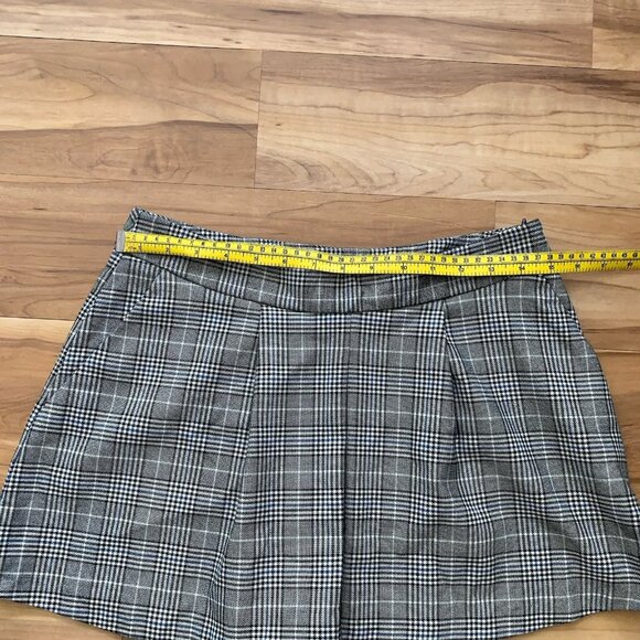 Zara Pleated Plaid Mini Side Zip Shorts Women's Medium Gray Multicolor - Picture 2 of 9